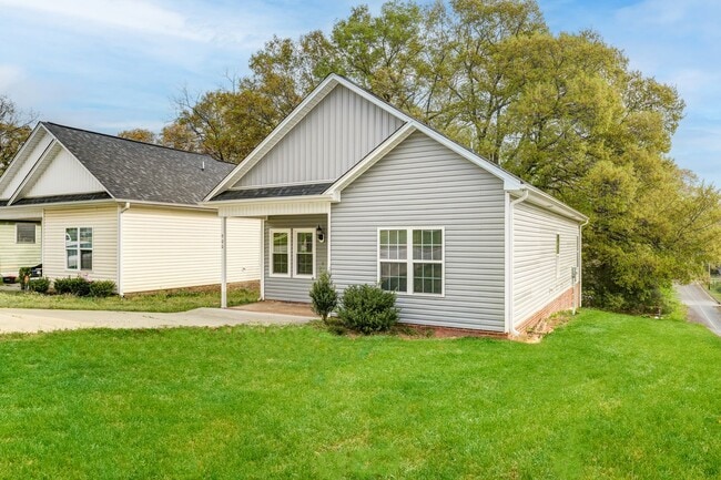 Building Photo - Feels Like New 3 Bed 2 Bath Minutes from High Point University!