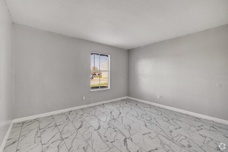 1BR, 1BA - 625SF - Bedroom - Buena Villa Apartments