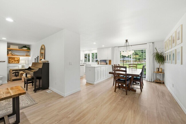 Building Photo - Gig Harbor farm home with great amenities - 5 bedroom 2 bath with garage and more - Available May...