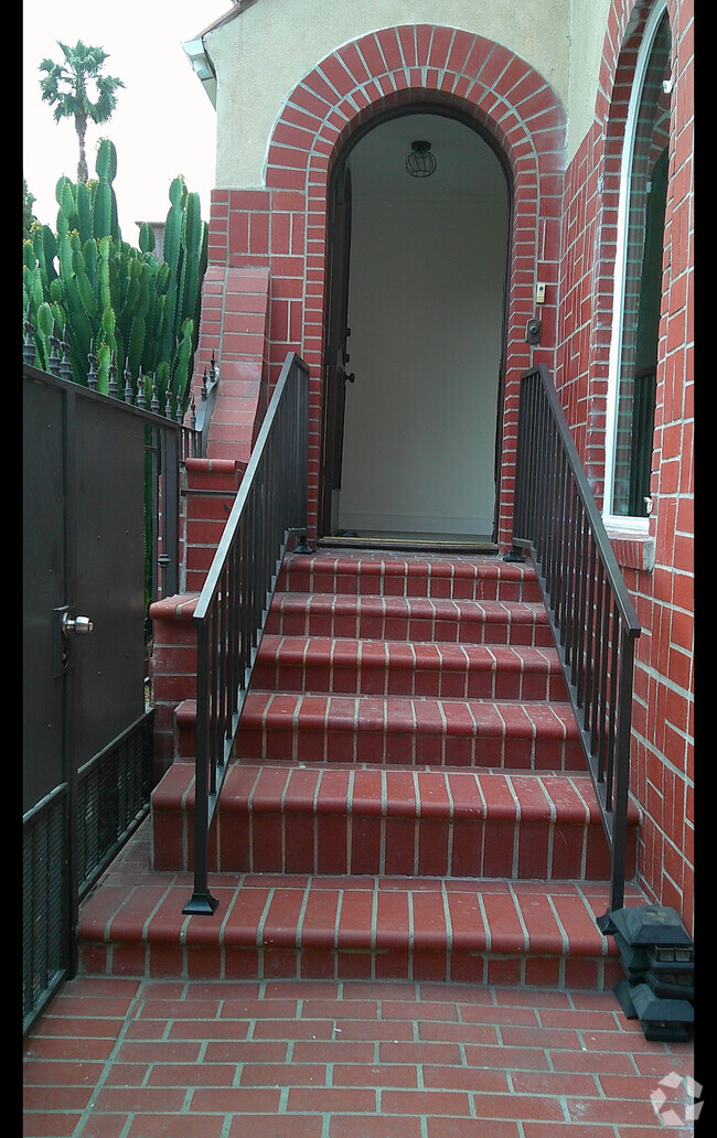 Building Photo - 5039 Franklin Ave