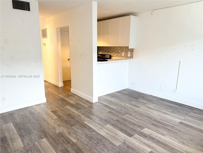 Building Photo - 1000 SE 15th St