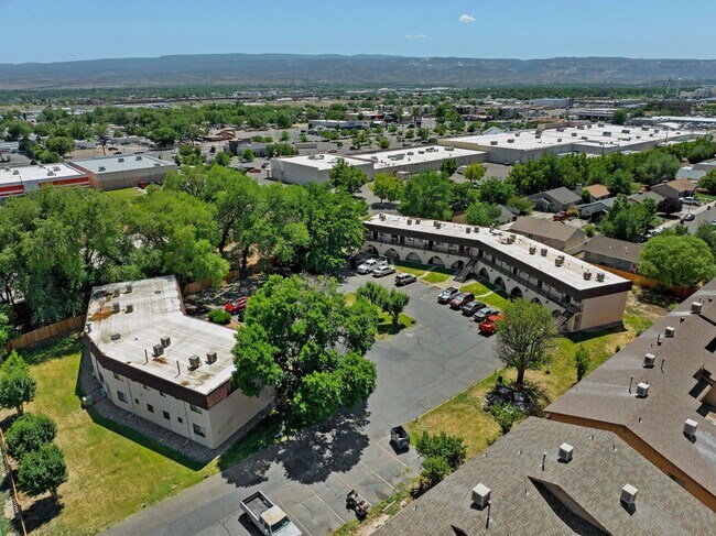 Building Photo - Remodeled 1 Bedroom, 1 Bathroom Apartment- Close to shopping!