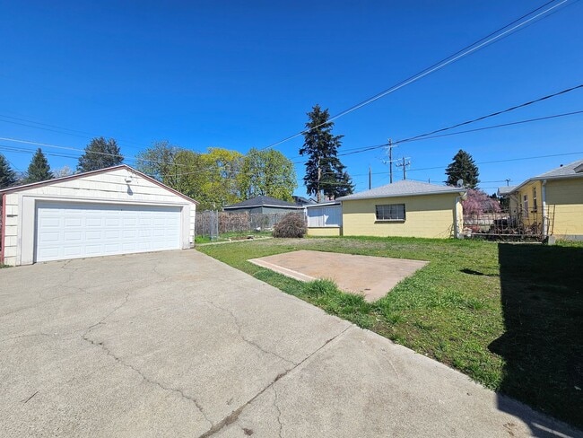 Building Photo - $2,000 - 3 Bed / 2 Bath Charming Rancher H...