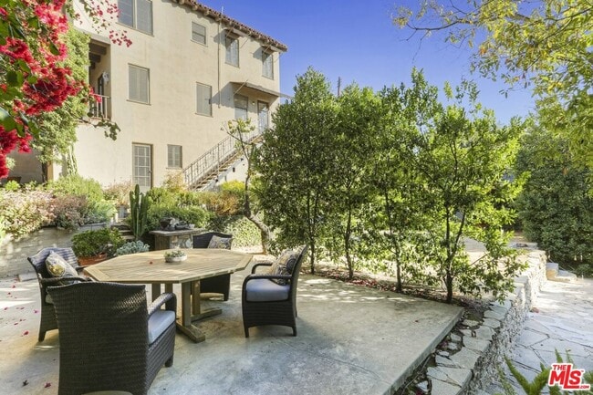 Building Photo - 2071 Escarpa Dr