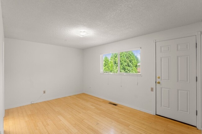 Building Photo - Updated 3Bed/2Bath single story ranch