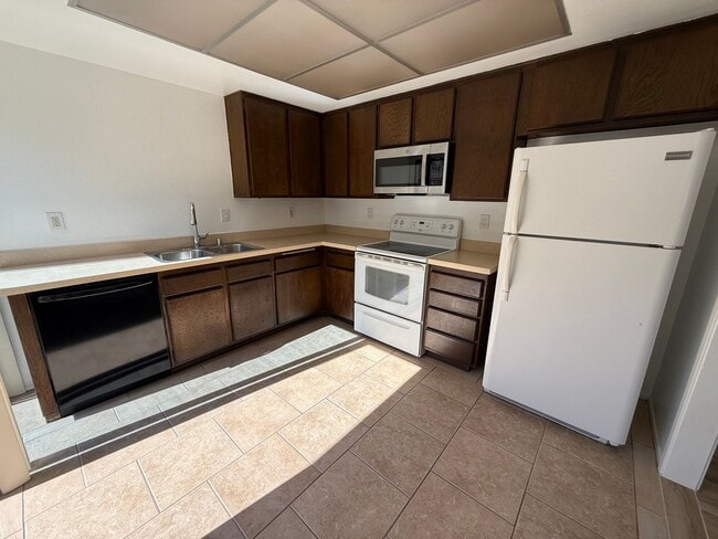 Building Photo - Remodeled 2-Bedroom Townhome in Tierrasant...