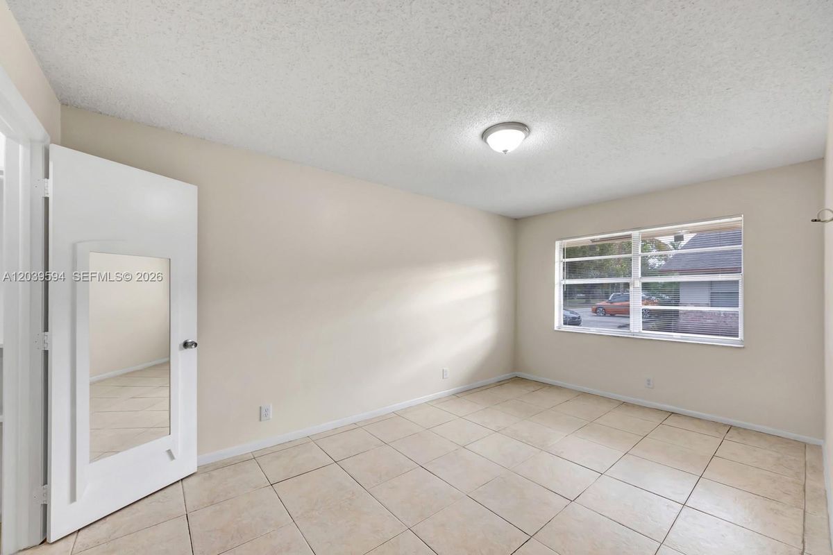Building Photo - 2610 Riverland Dr
