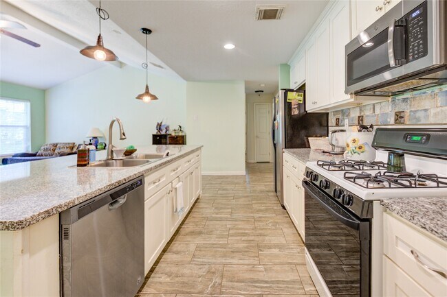 Building Photo - 3530 Kentwood Dr