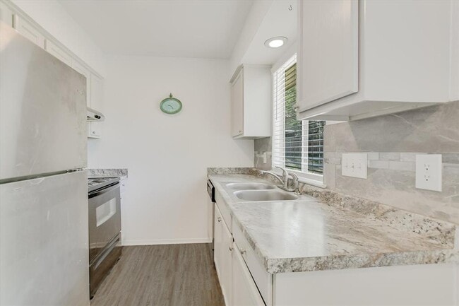 Building Photo - 411 Thelma Dr