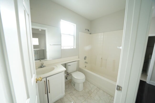 Building Photo - SHOWINGS AVAILABLE NOW