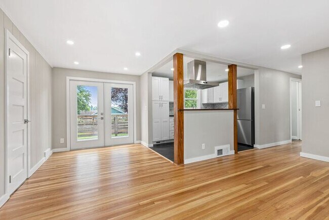 Building Photo - Air Conditioned Columbia City Bungalow