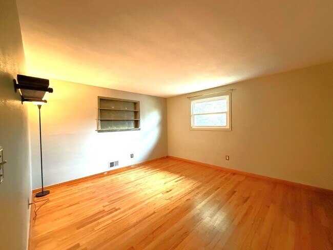Building Photo - 908 Chestnut Ln