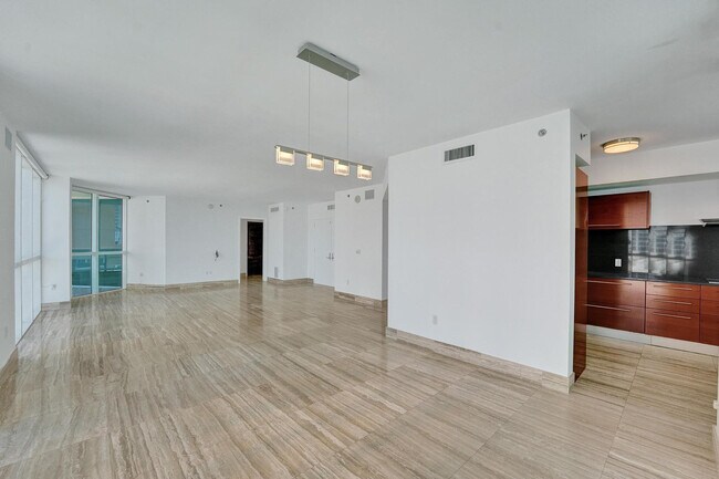 Building Photo - 101 S Fort Lauderdale Beach Blvd