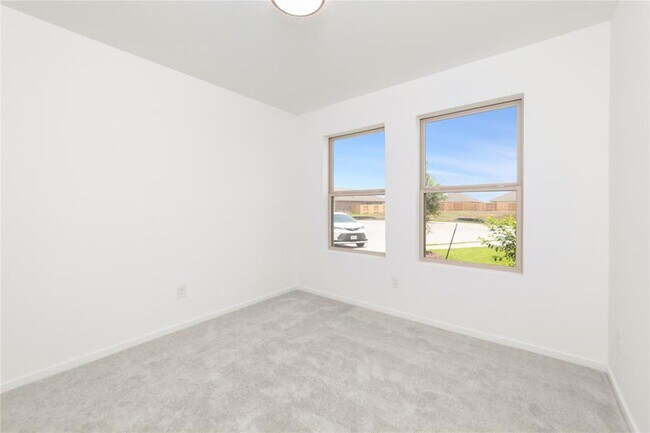 Building Photo - 1626 Red Oak Dr