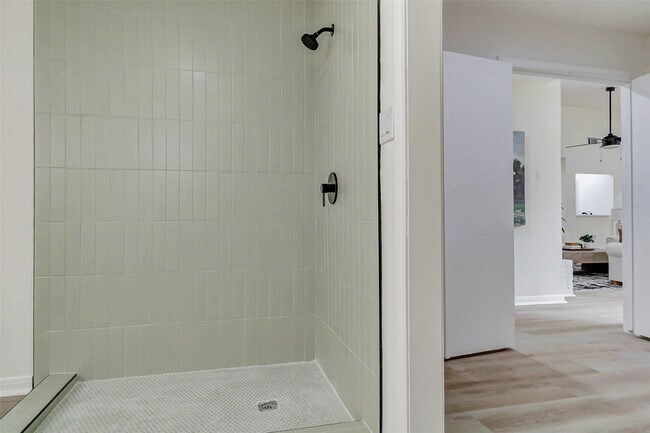 Building Photo - 10303 Chevy Chase Dr