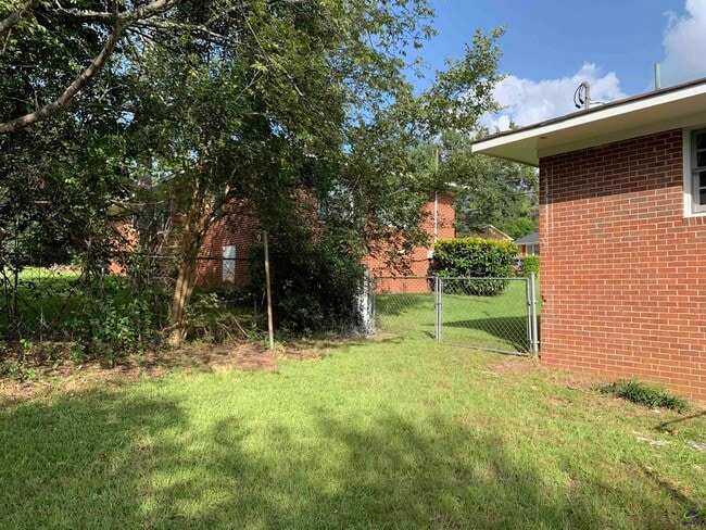 Building Photo - 3240 Commodore Dr