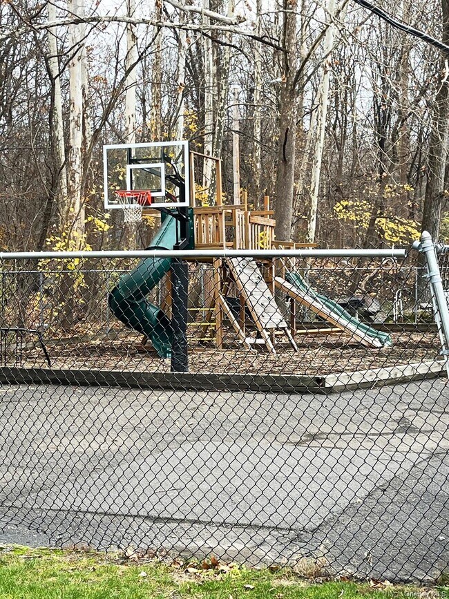 Building Photo - 1403 Barclay Manor