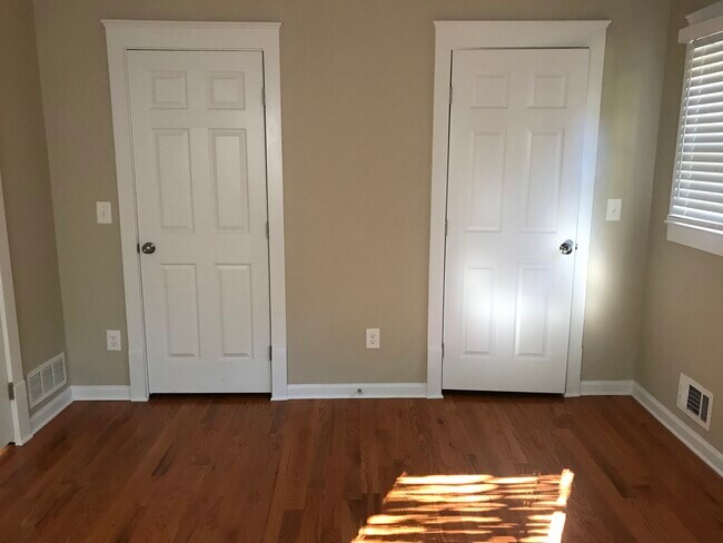 Building Photo - 3823 Kingswood Dr