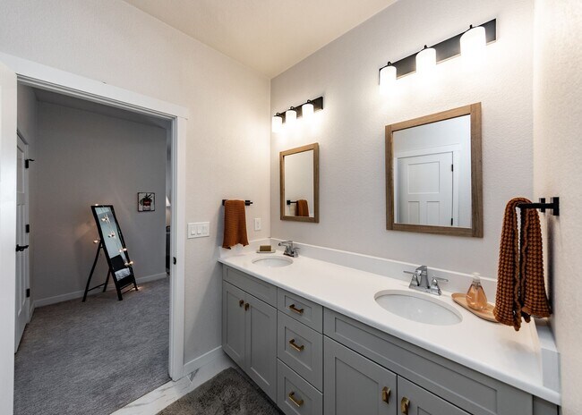 Building Photo - Beautiful Townhome Next to Nature on Westside