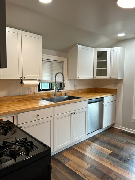 Building Photo - 1901 Lombard Ave