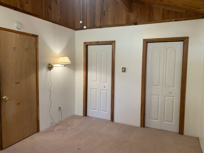 Building Photo - Adorable cabin in the woods!