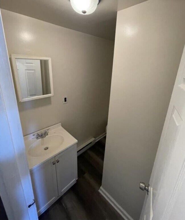 Building Photo - 2 Bedroom House for Rent