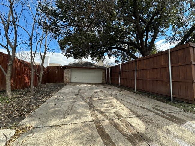 Building Photo - 3011 Lockmoor Ln