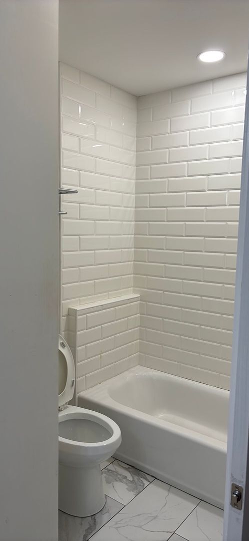 Building Photo - Nice 4 bedroom/5.5 bath home on N. Ocean Boulevard