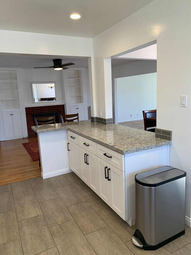 Building Photo - Spacious 3+3 Single Story Home w/ office -...