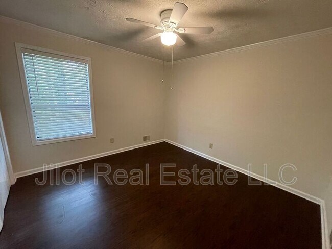 Building Photo - 221 Rustic Ridge Dr NE