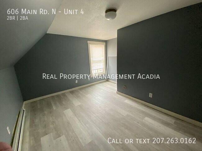 Building Photo - Newly Refurbished Two Bedroom Apartment in...