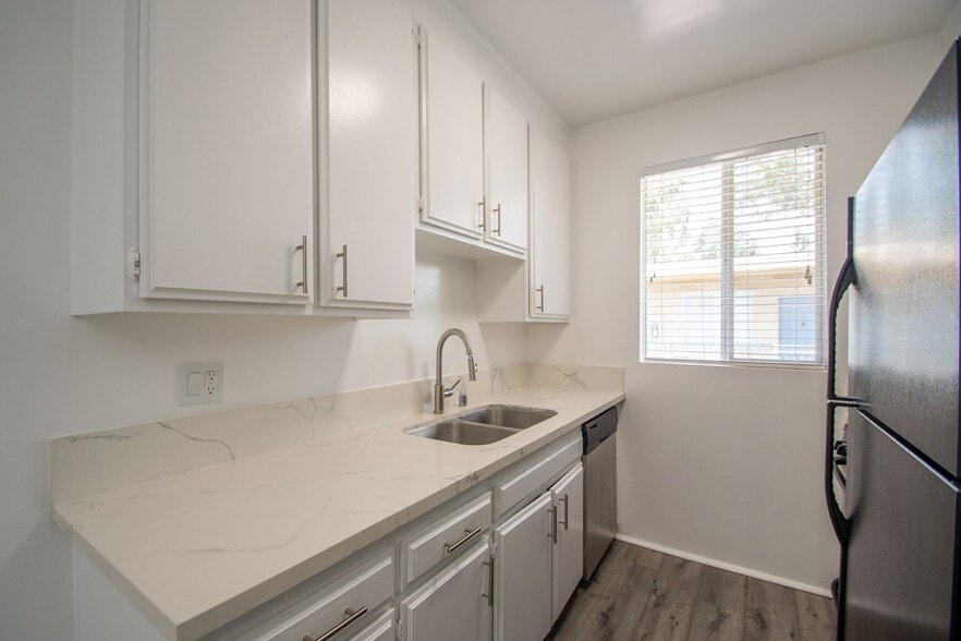 Building Photo - 4565 Hazeltine Ave