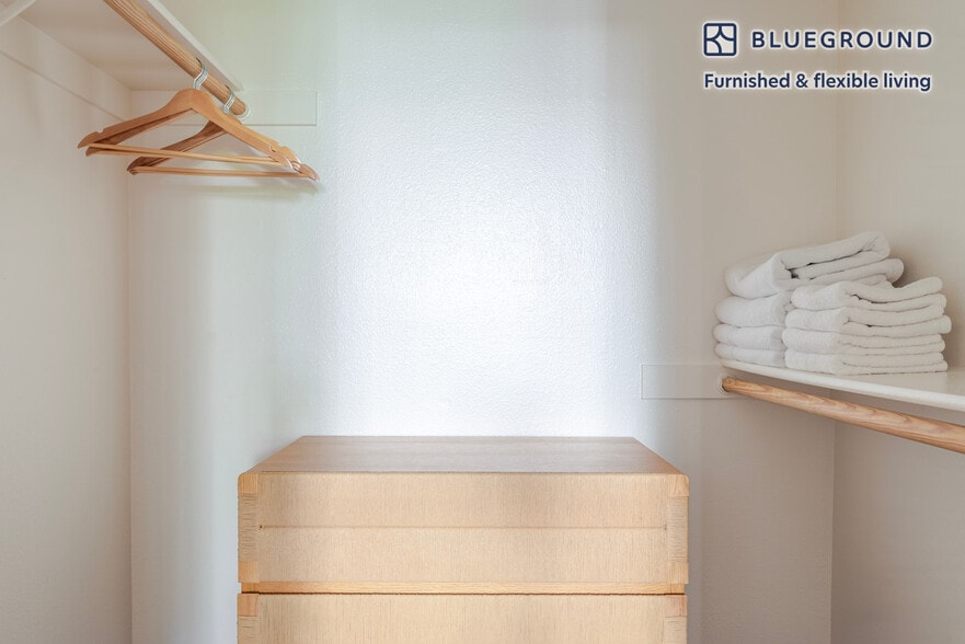 Building Photo - 900 Pepper Tree Ln