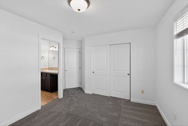 Building Photo - 6568 NE Deer Run St