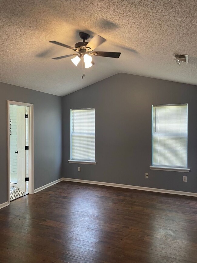 Building Photo - Beautiful 3BR/2BA Ranch Now Available in B...