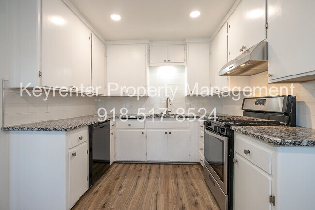 Building Photo - 1502 N Columbia Ave