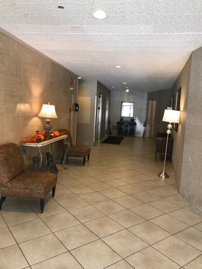 Building Photo - 12520 Edgewater Dr