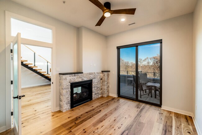 Building Photo - 215 E Pleasant St