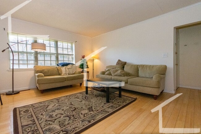Building Photo - 3Br/2Bth, Available Sep. 1, 2026. Great for a rommate students. MUST SEE!!