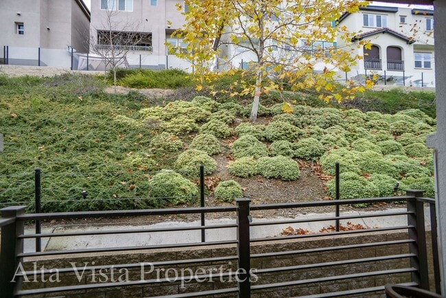 Building Photo - Beautiful Townhome centrally located in Mi...