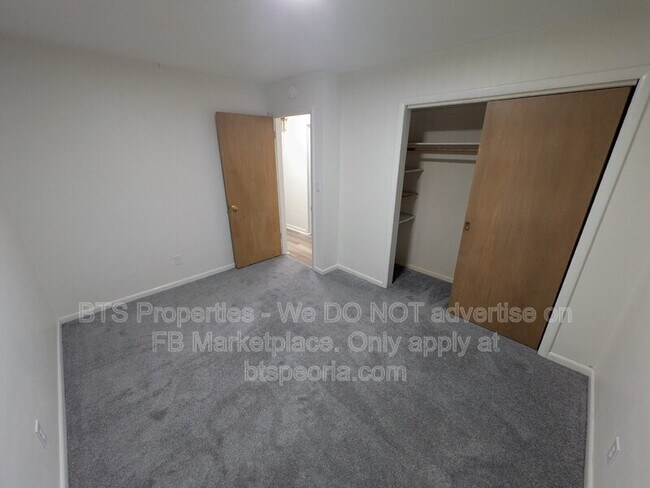 Building Photo - 622 W Laclaire Ln
