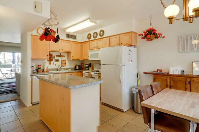 Building Photo - 445 S Desert Palm