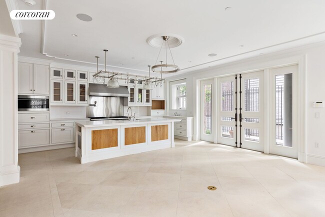 Building Photo - 4 E 64th St