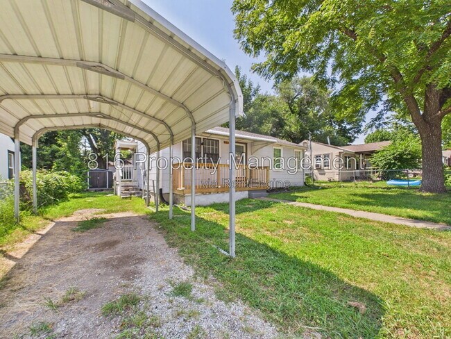 Building Photo - 810 S Woodland Ave