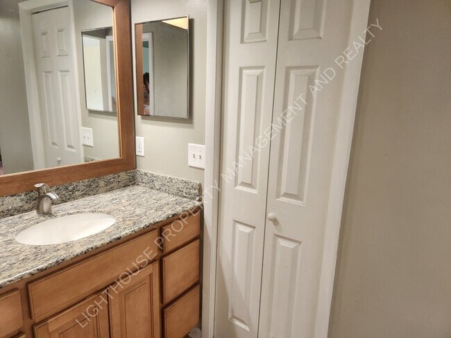 Building Photo - **Discover Your Dream Home: Spacious 4-Bed...