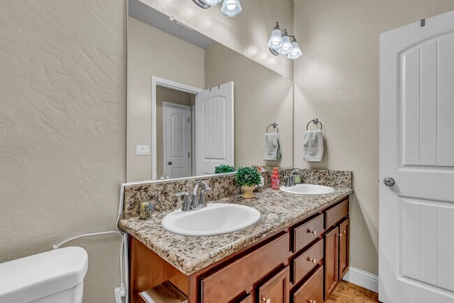 Building Photo - Charming 3 bedroom 2 bathroom home located...