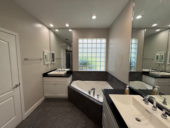 Building Photo - Beautiful Single Family Home in Windermere!