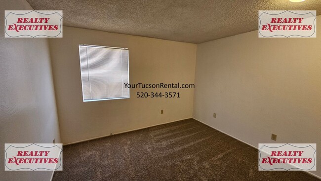 Building Photo - Fort Lowell & Campbell 2/1 - A/C and all a...