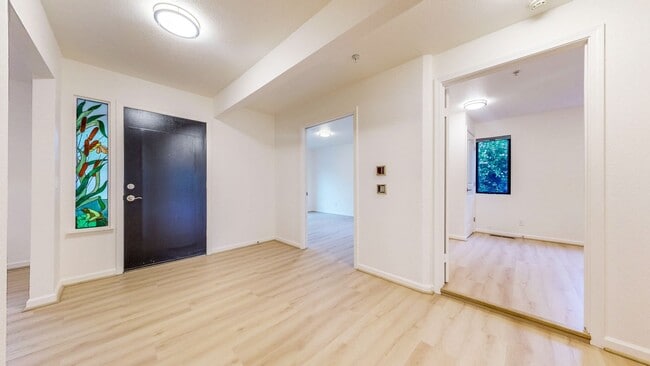 Building Photo - Bright and Beautiful 4 bedroom 2.5 Bath with large enclosed back yard and close proximity to Mari...