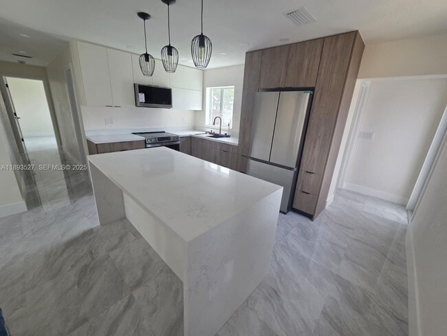 Building Photo - 2615 NW 62nd Ave